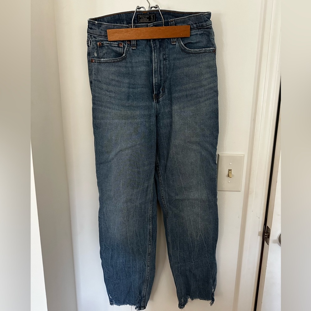 Abercrombie Zoe Natural Rise Ankle Straight jeans, size 27 / 4R